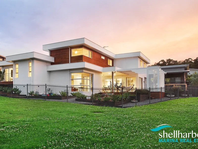 Grand Designed Luxury Home and Easy Walk to the Marina, Beach and Parklands