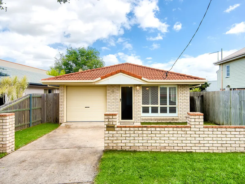 LOW-SET BRICK HOME, CLOSE TO PARKS & SCHOOL