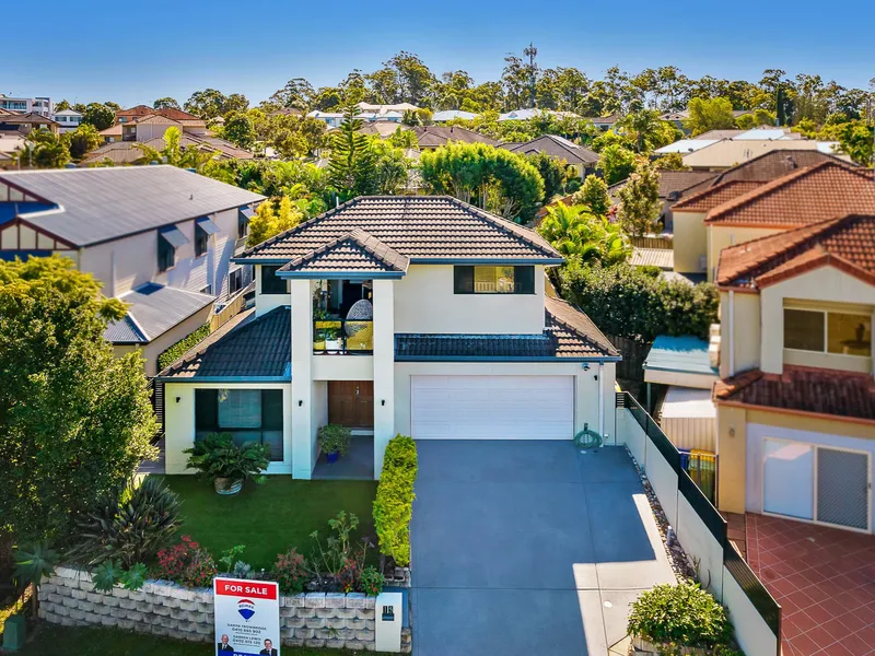 LARGE FAMILY HOME WITH PARK VIEWS.
