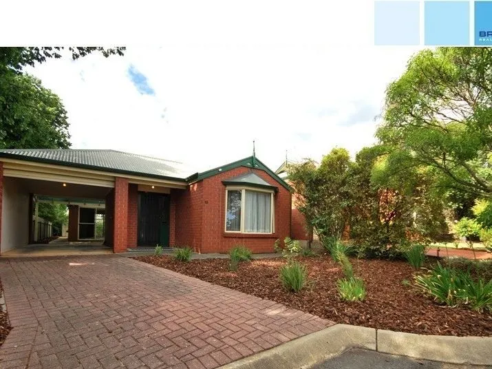 Spacious Freestanding Courtyard Home in a cul-de-sac!