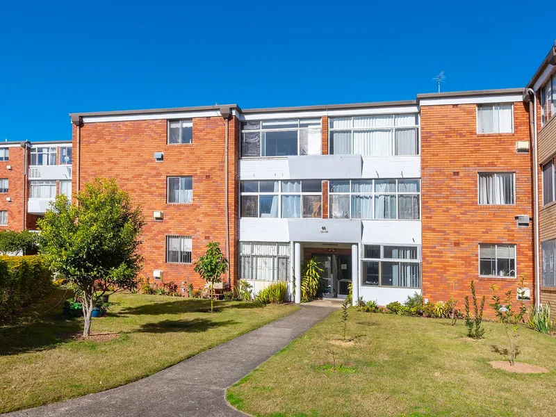 Spacious 2-Bedroom Apartment with Study/Sunroom in Prime Location