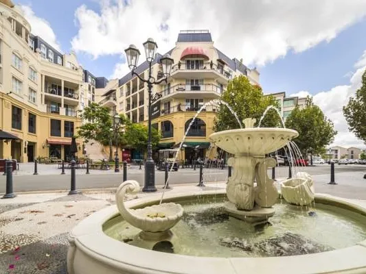 STUNNING TOWNHOUSE IN THE HEART OF EMERALD LAKES