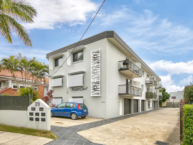 CONVENIENT LOCATION, WALK TO CAFES, SCHOOLS & TRANSPORT