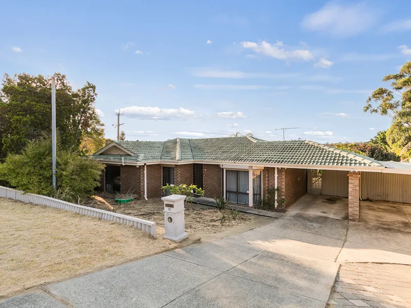 WELCOME HOME TO AN UPDATED OASIS IN A WELL-ESTABLISHED NEIGHBOURHOOD!