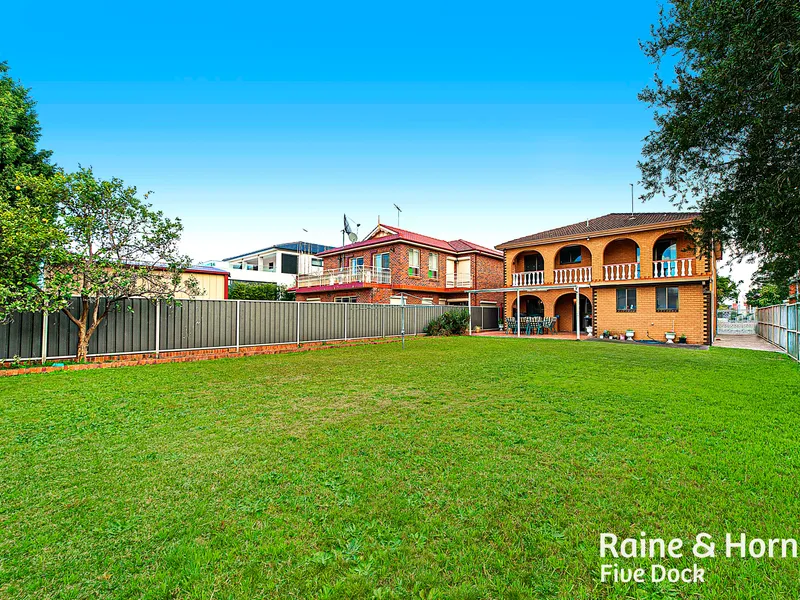 Superb Home & Location ~ Great Value Upside ~ Land size 695sqm, frontage 15.2mtr