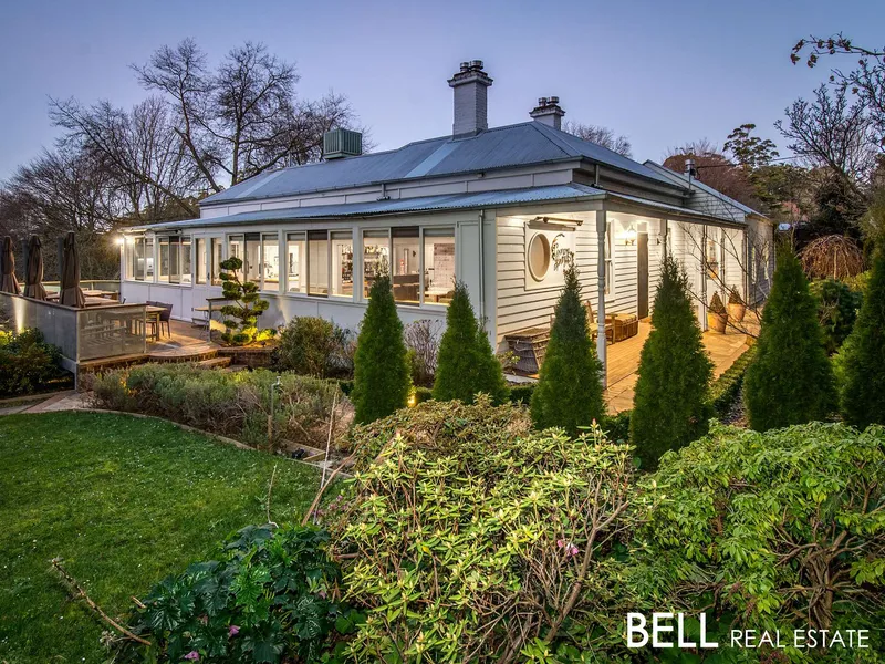 Coonara Springs Estate On 7 Acres Of Stunning Gardens  
