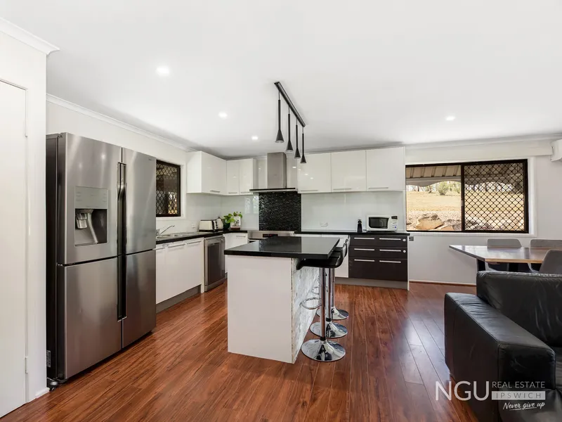 RARE OUTER BRISBANE ACREAGE!!    With Spacious Home & Beautiful Views !!
