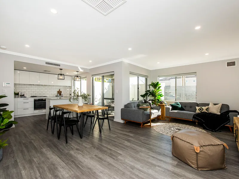 NEW HUGE Furnished (4 bed 3 bath(4WC) 2 living 2 car gge) BOLD & BRAND NEW!  lane between Woodside & Wilding St