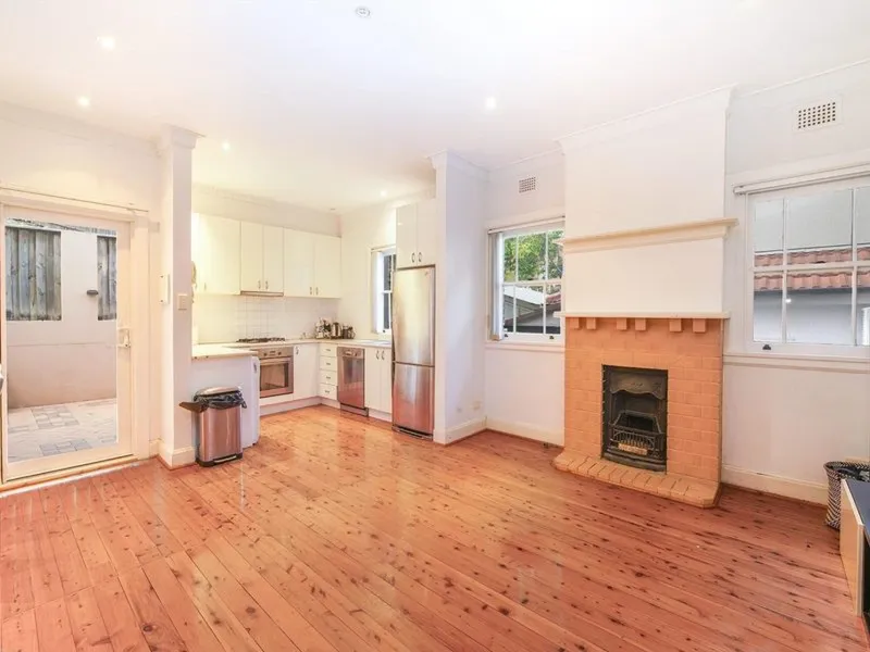 Spacious Art-Deco Two Bedroom Apartment
