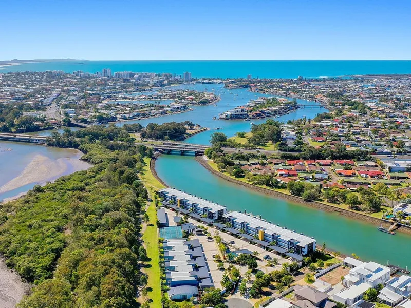 Waterfront ground floor apartment, gorgeous views, walk to Mooloolaba