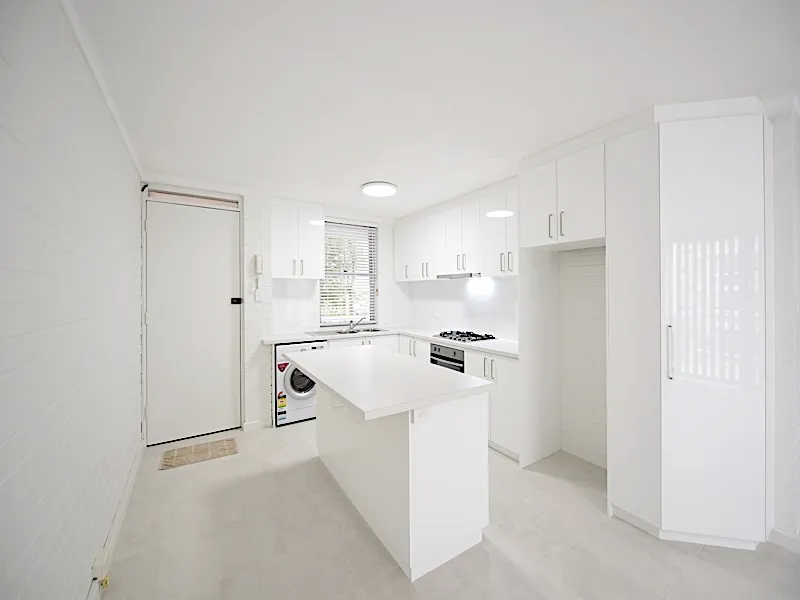 IMMACULATE MODERN LIVING!