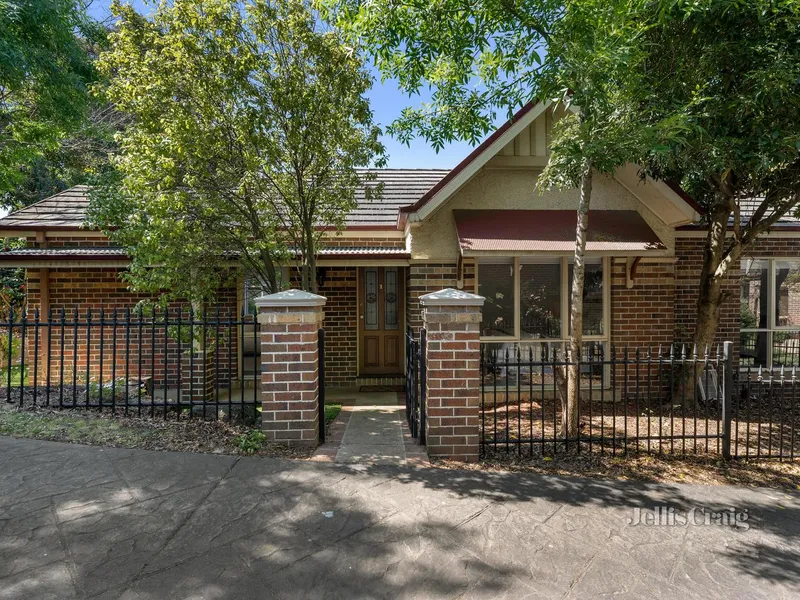 Effortless single level living with spacious private garden