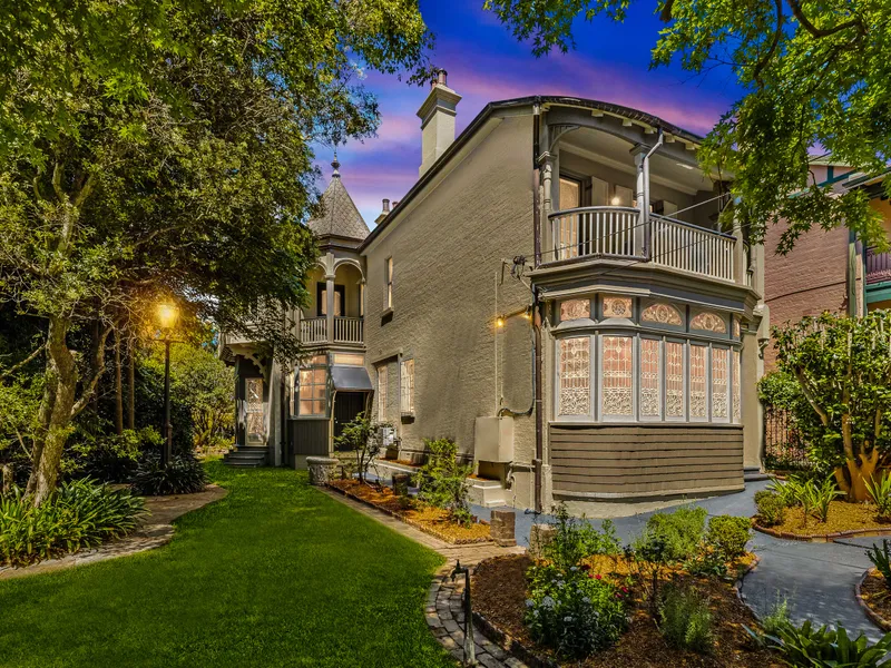 An Awe-Inspiring Home in Premier Precinct