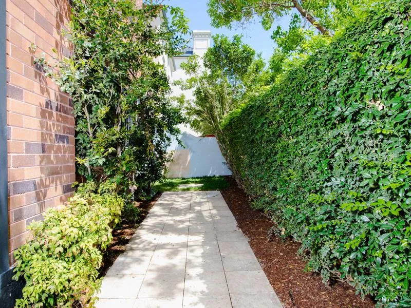 TWO BEDROOM GROUND FLOOR APARTMENT WITH PRIVATE GARDEN MOMENTS TO RANDWICK JUNCTION