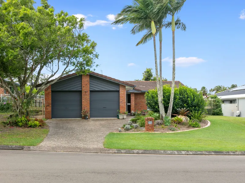 RENOVATED BEACHSIDE FAMILY HOME - MOOLOOLABA