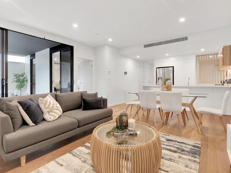 STUNNING 2 BED APARTMENT WITH SPACIOUS BALCONY 