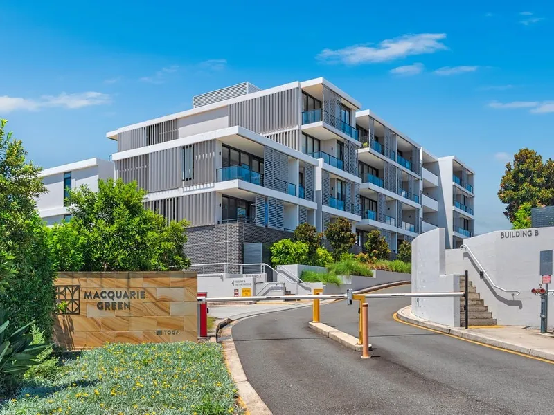 Modern 1brm unit plus study in great location!