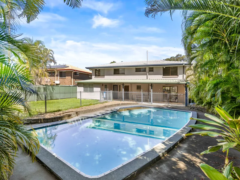 VERSATILE HIGH-SET WITH CONTEMPORARY ELEMENTS & DUAL-LIVING