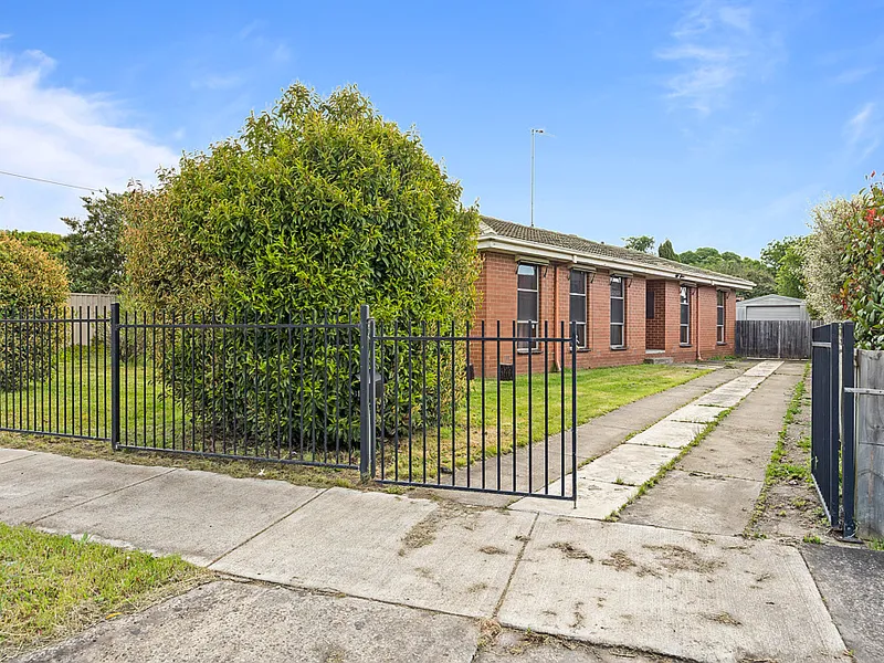 Spacious 3 bedroom brick veneer home on a roomy and well maintained block!