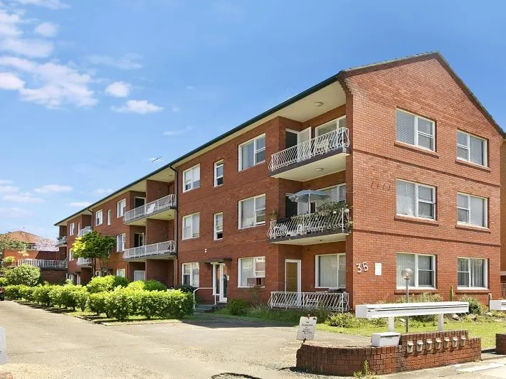 Busk in the northerly sunlight as you enjoy this beautifully presented apartment.