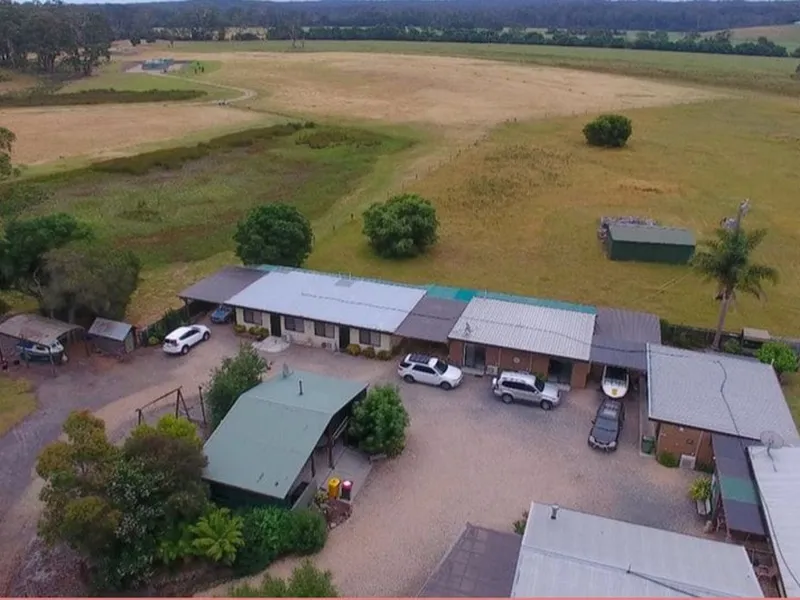 3 BEDROOM HOME WITH SEVEN COTTAGES