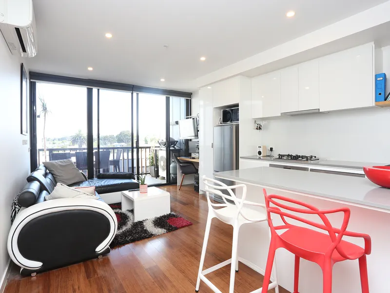 SOPHISTICATED STYLE IN IDEAL LOCATION