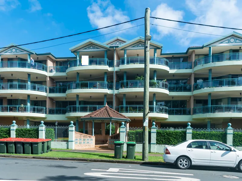 A Spacious 3 bedroom unit available for Rent. Just a minute away from the amenities !!
