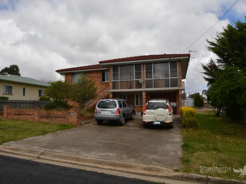 STANTHORPE – LARGE 3 BEDROOM BRICK RESIDENCE – 2 KITCHENS & 2 BATHROOMS – GREAT VIEWS