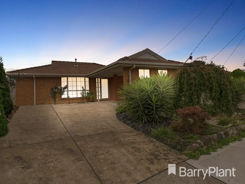 ENTERTAINERS DELIGHT WITH 2 KITCHENS IN BELLBRIDGE ESTATE