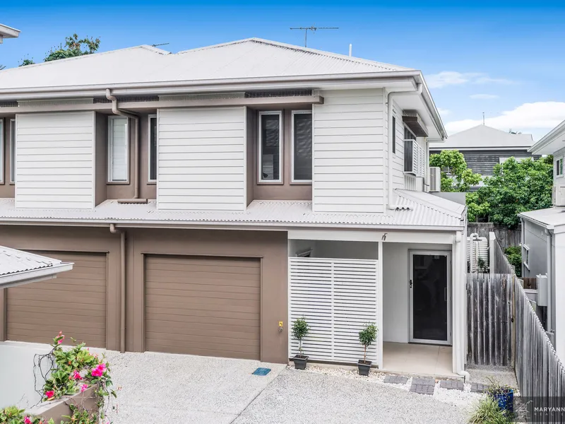 Modern Living in Lifestyle Location!!