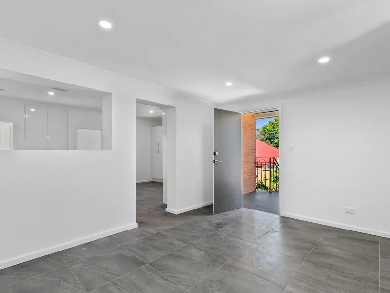 FRESHLY RENOVATED 2 BED + 2 LIVING AREAS APARTMENT! Set in cosmopolitan Beulah Park Location!