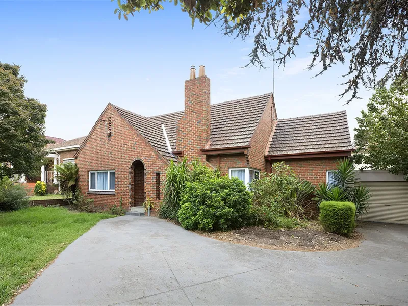 SPACIOUS & BRIGHT, Large THREE bedroom House