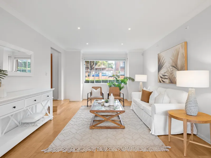 A Beautiful, Spacious and Elegant Family Entertainer Enjoys Blue-Ribbon Address