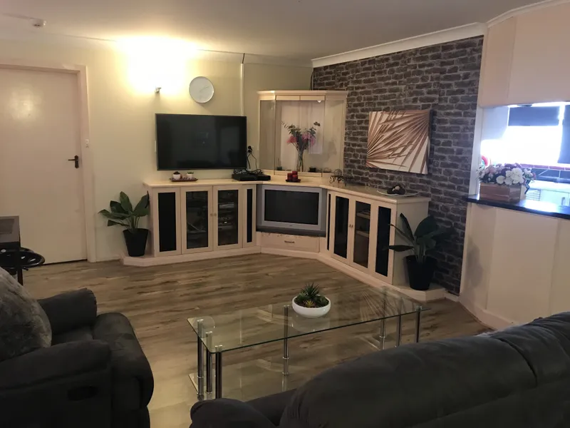 AN ABSOLUTE ENTERTAINER FOR ALL SEASONS !! (9 CAMELOT DR)