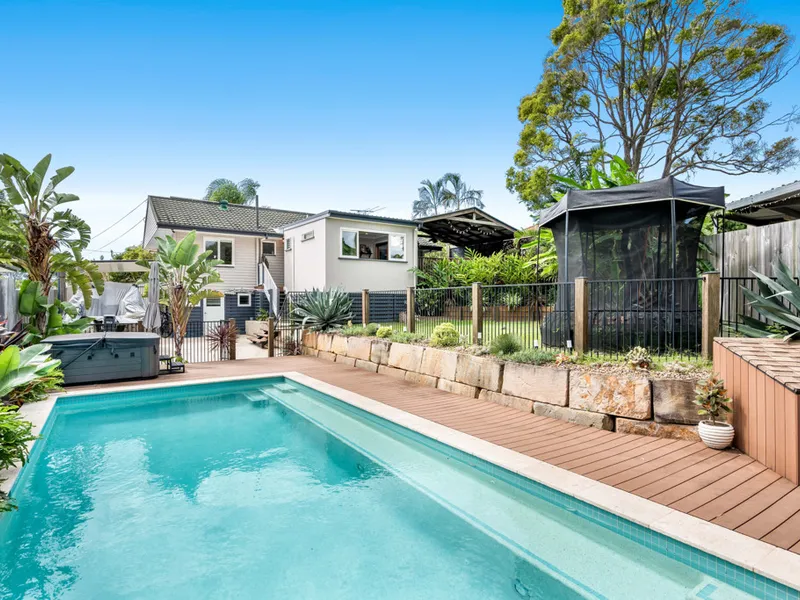 RENOVATED ENTERTAINERS DREAM WITH MAGNESIUM POOL - YOUR OWN TROPICAL OASIS