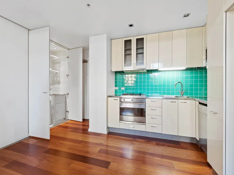 Charming 1-Bedroom Art Deco Apartment with Car Park in the Heart of Melbourne CBD!