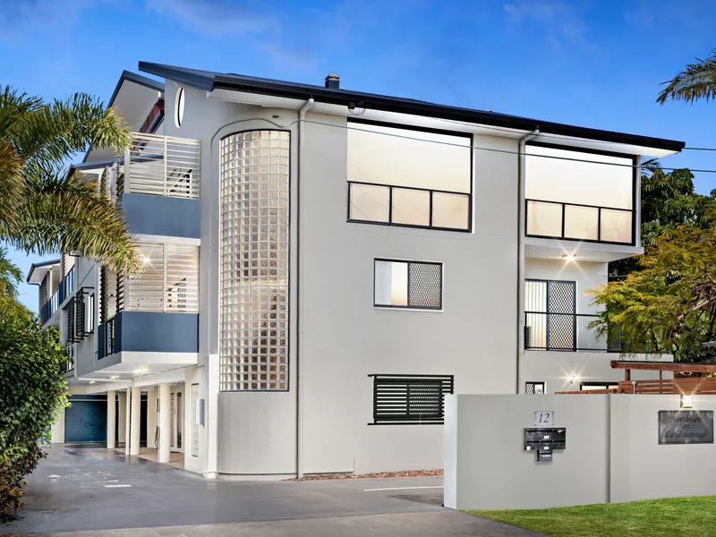 LARGE NORTH FACING UNIT WITH OCEAN VIEWS