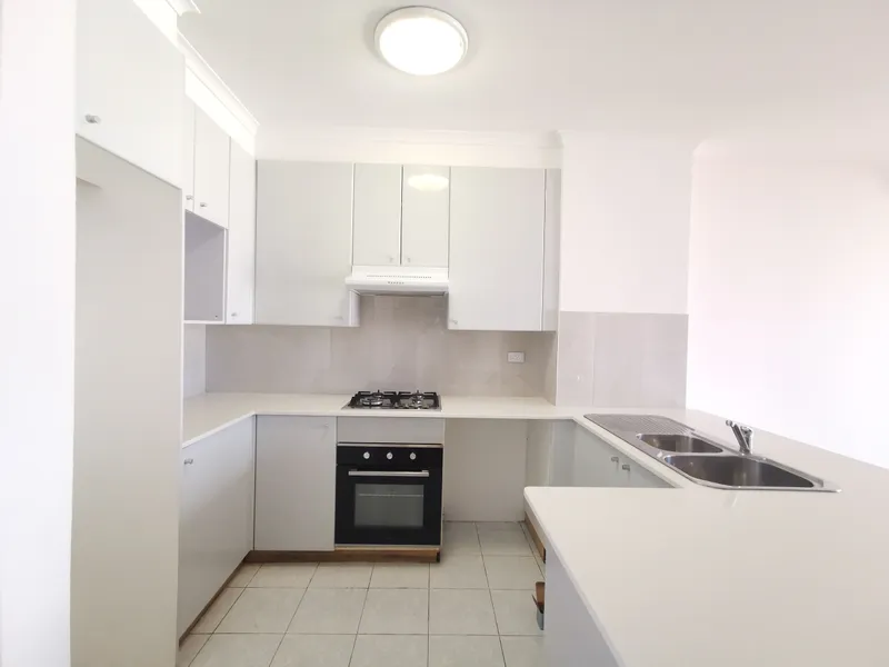 New Renovation North facing 2 bedroom apartment with sunroom ($550 / week) 