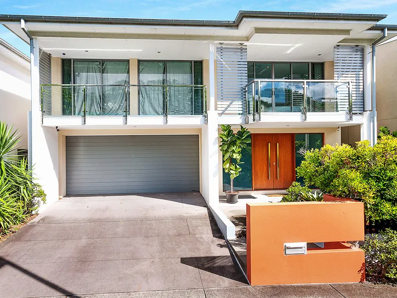 Large Contemporary Home, a stones throw to New Farm Park