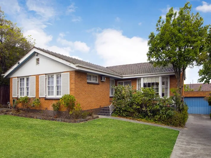 SPACIOUS FAMILY HOME NEXT TO MT WAVERLEY STATION