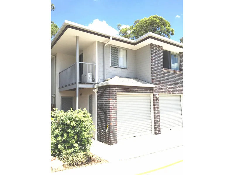 RARE MODERN 4 Bedrooms & DOUBLE GARAGE TOWNHOUSE !