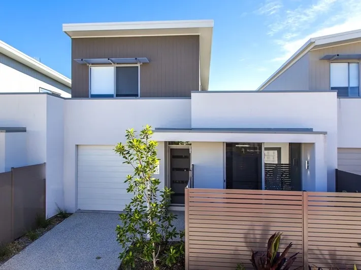 SPACIOUS TOWNHOUSE WITH FULLY FENCED PRIVATE GARDEN & MODERN FINISHES