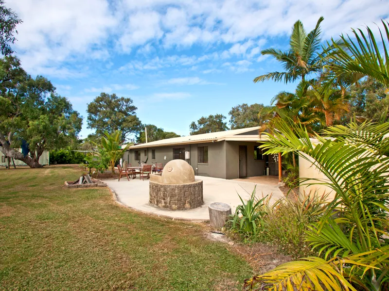 Beautiful 3 bedroom home on private acerage block, very close to town