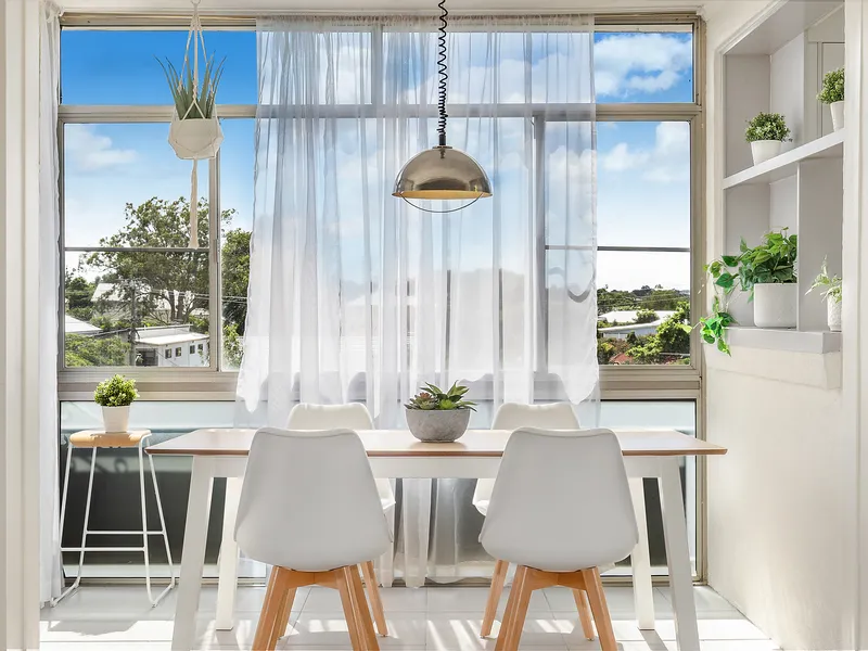 Delightful, fully renovated top floor apartment