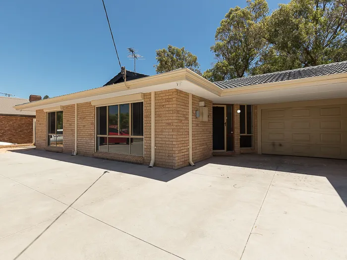 Fully Renovated 3x1 with a Powered Workshop and BIG Side Access!