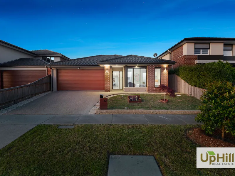Flawless Berwick Waters Estate Family Home!