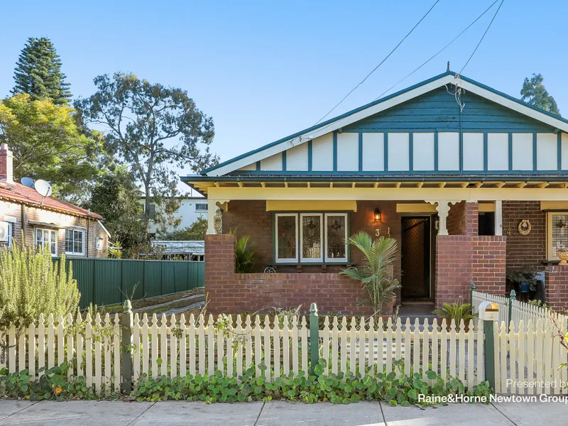 Expansive Semi with DA Approval for Dual Occupancy on 402 sqm block