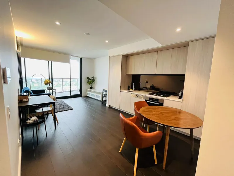 Premium 1 Bed plus Study Fully Furnished with City View and Superb Location