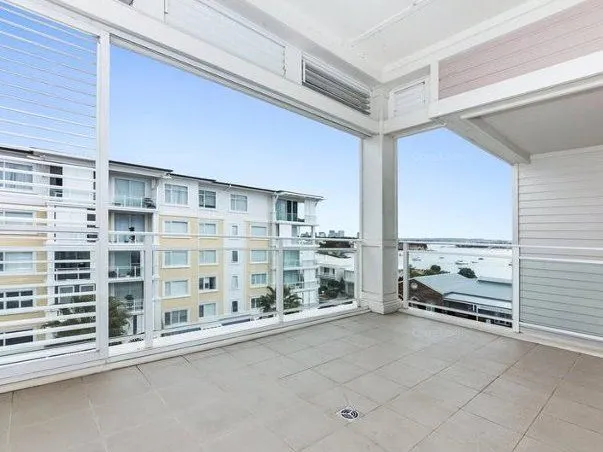 Top floor one bed plus huge study with glimpse of water view for lease