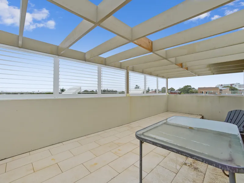 One Bedroom Apartment with Sunny Courtyard